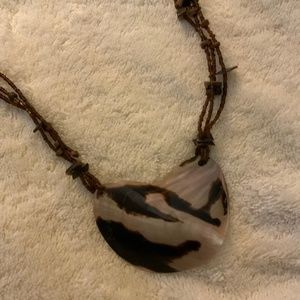 VINTAGE MOTHE-OF-PEARL NECKLACE